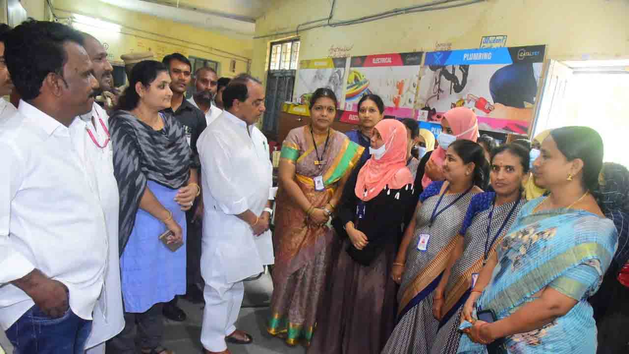 మైనార్టీ రెసిడెన్షియ‌ల్ స్కూల్ ను సంద‌ర్శించిన మంత్రి ఇంద్రకరణ్‌ రెడ్డి