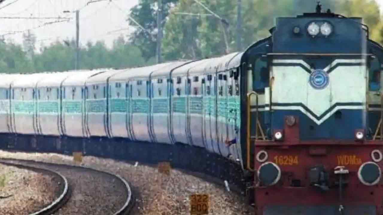 వ‌ర్షాల‌కు ప‌ట్టాలు దెబ్బ‌తిన‌డంతో రైలు ర‌ద్దు..ఒక్క విద్యార్థి కోసం ప్రైవేట్‌ కారు బుక్ చేసిన రైల్వే అధికారులు!