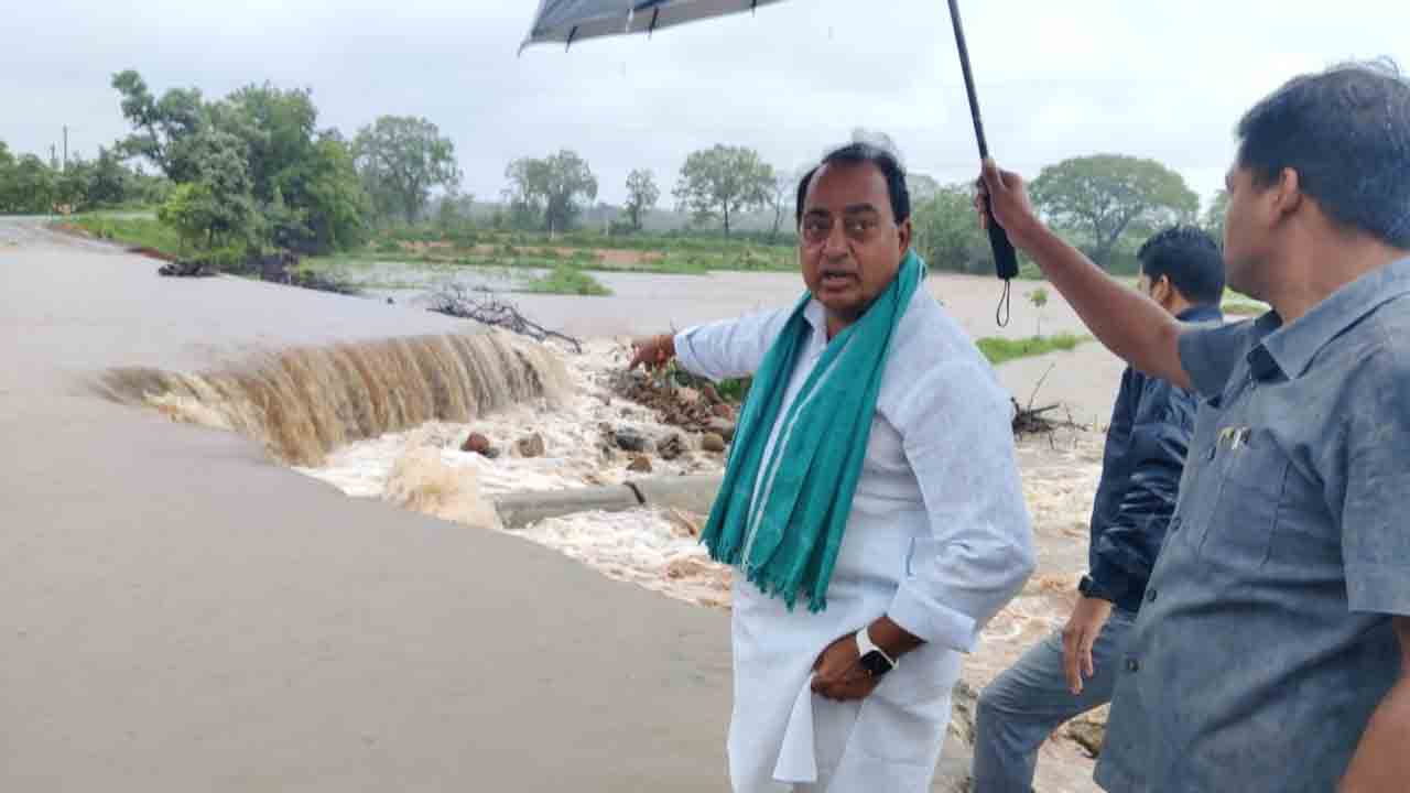 కోతకు గురైన అప్రోచ్ రోడ్..పరిశీలించిన మంత్రి ఇంద్రకరణ్ రెడ్డి