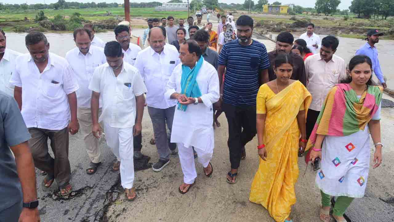 ముంపు ప్రాంతాల్లో పర్యటించిన మంత్రి ఇంద్రకరణ్ రెడ్డి