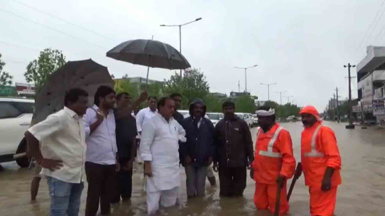 వర్ష ప్రభావిత ప్రాంతాల్లో పర్యటించిన మంత్రి ఇంద్రకరణ్రెడ్డి