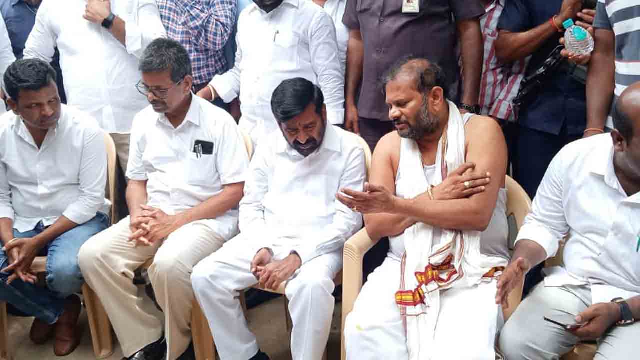 మల్లికార్జున్ రెడ్డి కుటుంబాన్ని పరామర్శించిన మంత్రి జగదీష్ రెడ్డి
