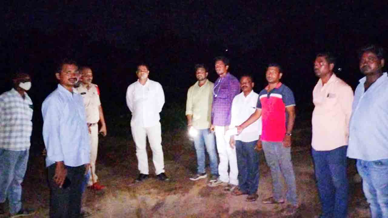 Crime news | రెవెన్యూ అధికారులపై భూ కబ్జాదారుల దాడి