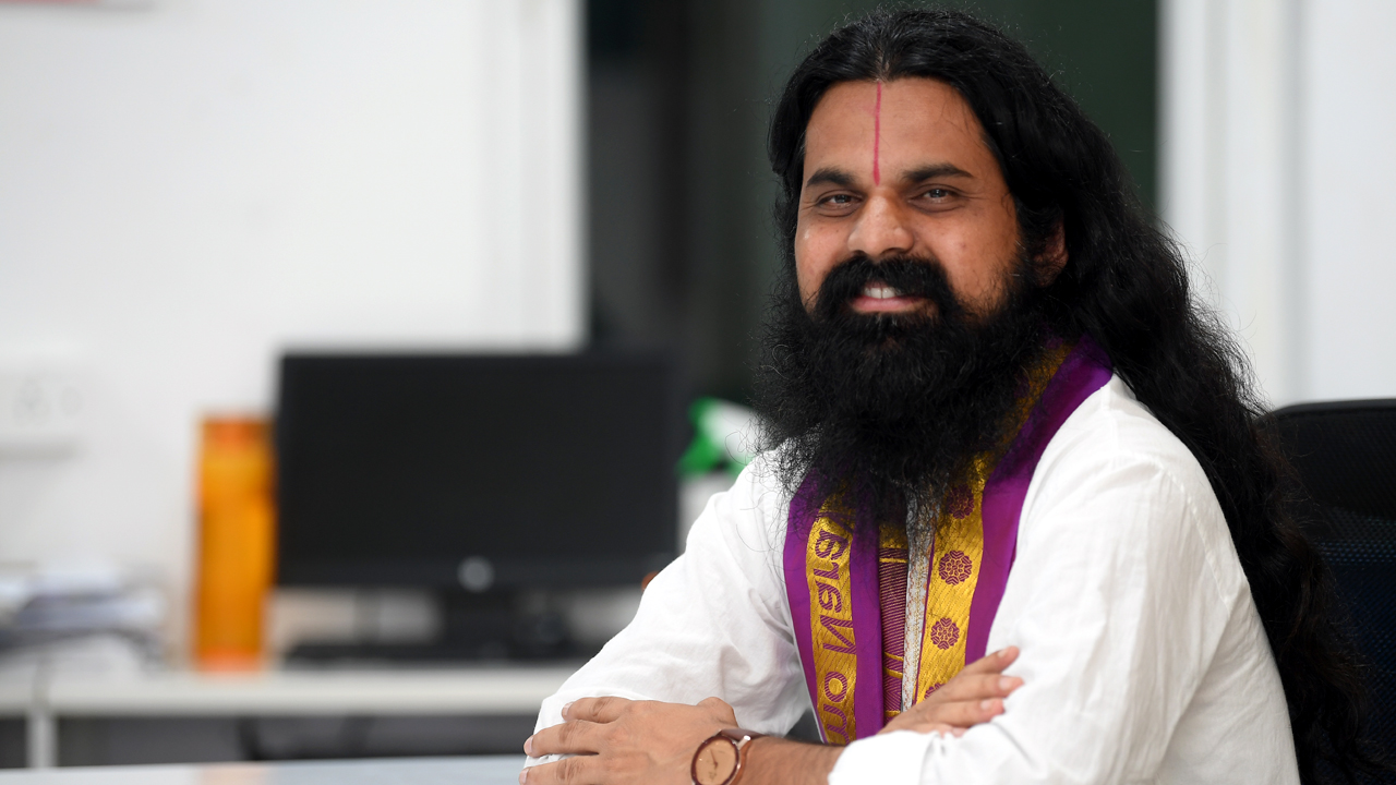 అప్పుడు తిరుప‌తి వెళ్లేందుకు డ‌బ్బుల్లేవ్‌.. ఇప్పుడు యాదాద్రి ఆల‌య పున‌ర్మాణంలో భాగ‌మ‌య్యాడు