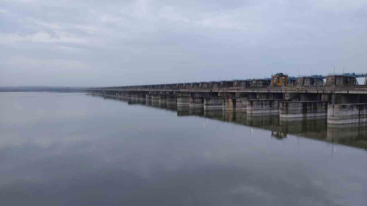 లక్ష్మీ బరాజ్‌కు కొనసాగుతున్న వరద ఉధృతి