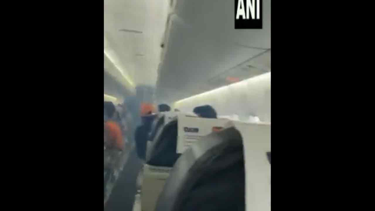 Spice jet: స్పైస్ జెట్ విమానంలో పొగ‌లు..ఊపిరాడ‌క ఇబ్బందిప‌డ్డ ప్ర‌యాణికులు!!