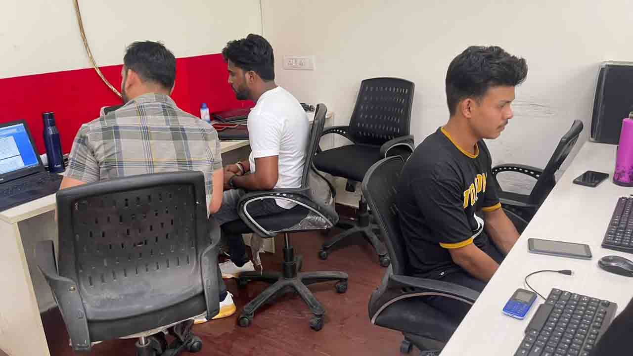 14 మంది సైబర్‌ మోసగాళ్ల అరెస్టు