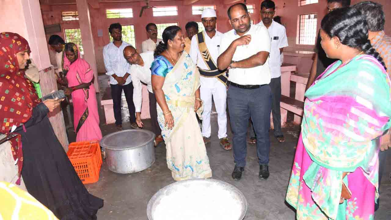 విద్యార్థులకు మెరుగైన వసతులు కల్పించాలి : కలెక్టర్‌ శ్రీహర్ష