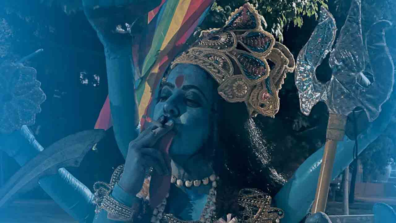 Leena Manimekalai | వివాదాస్పద‌మైన ‘కాళీ’ పోస్ట‌ర్.. ద‌ర్శ‌కురాలిని అరెస్ట్ చేయాలంటూ నెటిజ‌న్ల ఫైర్‌