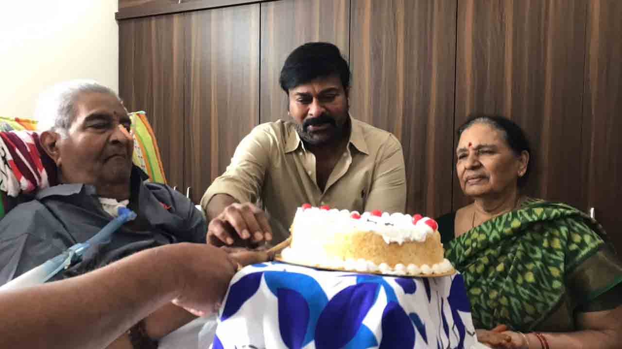 Chiranjeevi | కైకాల‌తో కేక్ క‌ట్ చేయించిన చిరు.. వైర‌ల్ అవుతున్న ఫోటోలు
