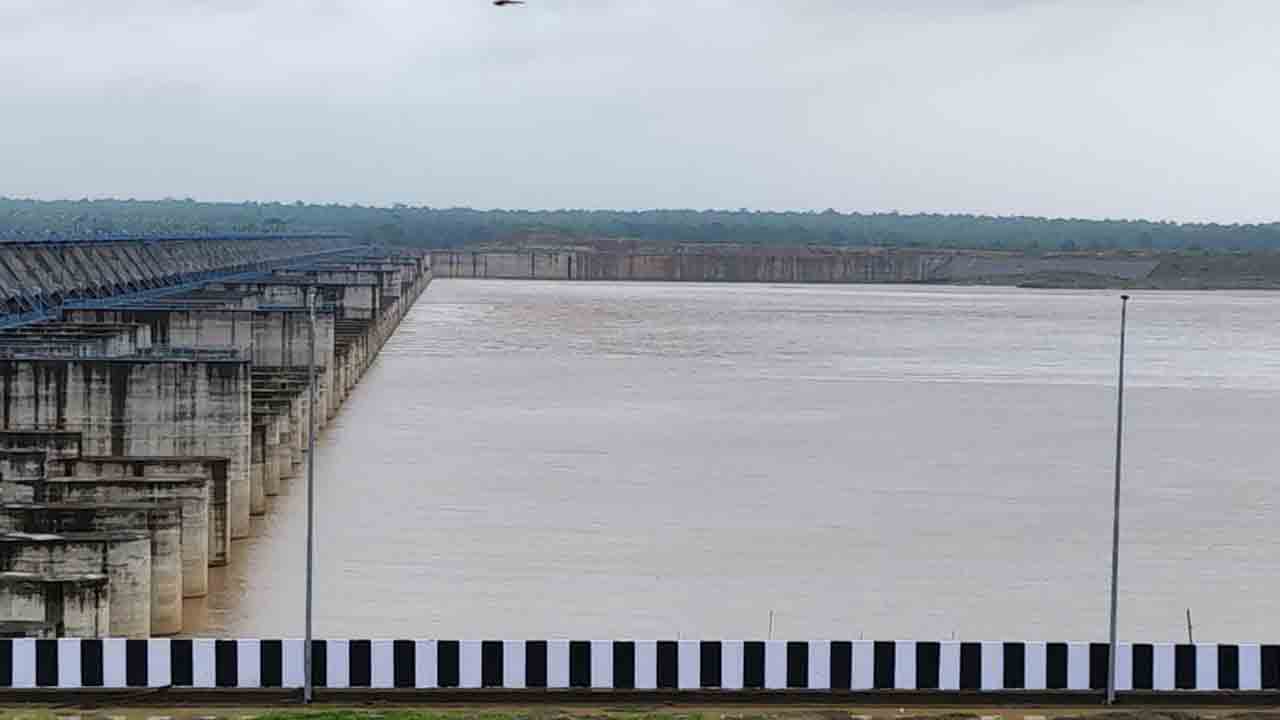 కాళేశ్వరం ప్రాజెక్టుకు కొనసాగుతున్న వరద ప్రవాహం