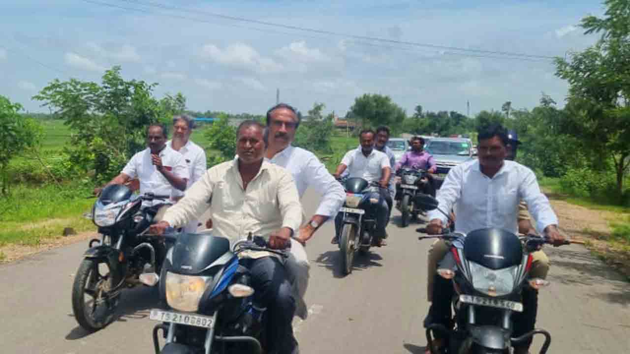 ఓదారుస్తూ.. భరోసా నింపుతూ..