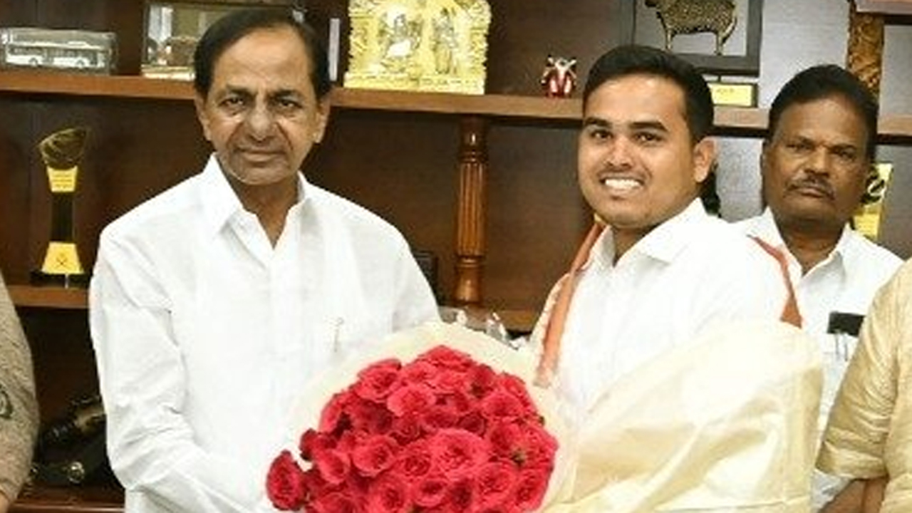 ఐఎఫ్ఎస్ సాధించిన రాజుకు సీఎం కేసీఆర్ అభినంద‌న‌లు