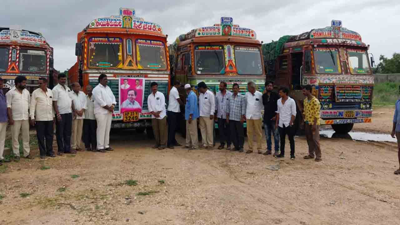 వాహనాల ఫిట్‌నెస్‌ ట్యాక్స్‌ లెవీ రద్దుపై హర్షాతిరేకాలు