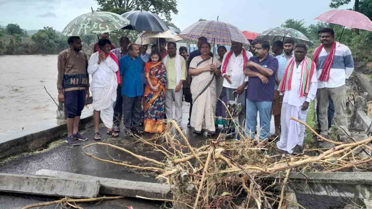 తుమ్మగూడ బ్రిడ్జి మరమ్మతులు వెంటనే చేపట్టాలి : కోవ లక్ష్మి