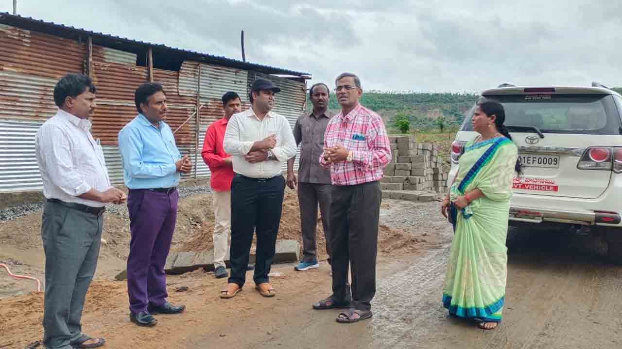 వట్టి వాగు ప్రవాహాన్ని పరిశీలించిన కలెక్టర్‌ రాహుల్ రాజ్‌