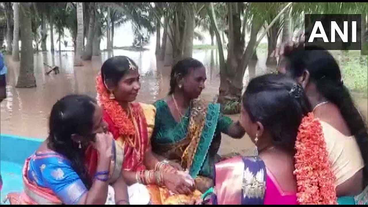 కోన‌సీమ‌లో వ‌ర‌ద‌.. ఎస్డీఆర్ఎఫ్ బోటులో వ‌ధువు త‌ర‌లింపు