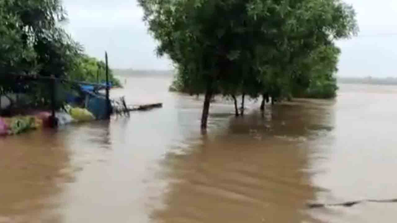 వరద ప్రభావిత ప్రాంతాల్లో పర్యటించిన మంత్రి కొప్పుల