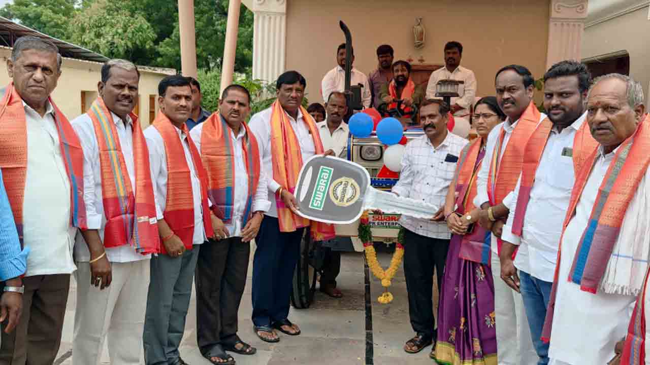 దళితబంధు యూనిట్లను పంపిణీ చేసిన ఎమ్మెల్యే కొప్పుల