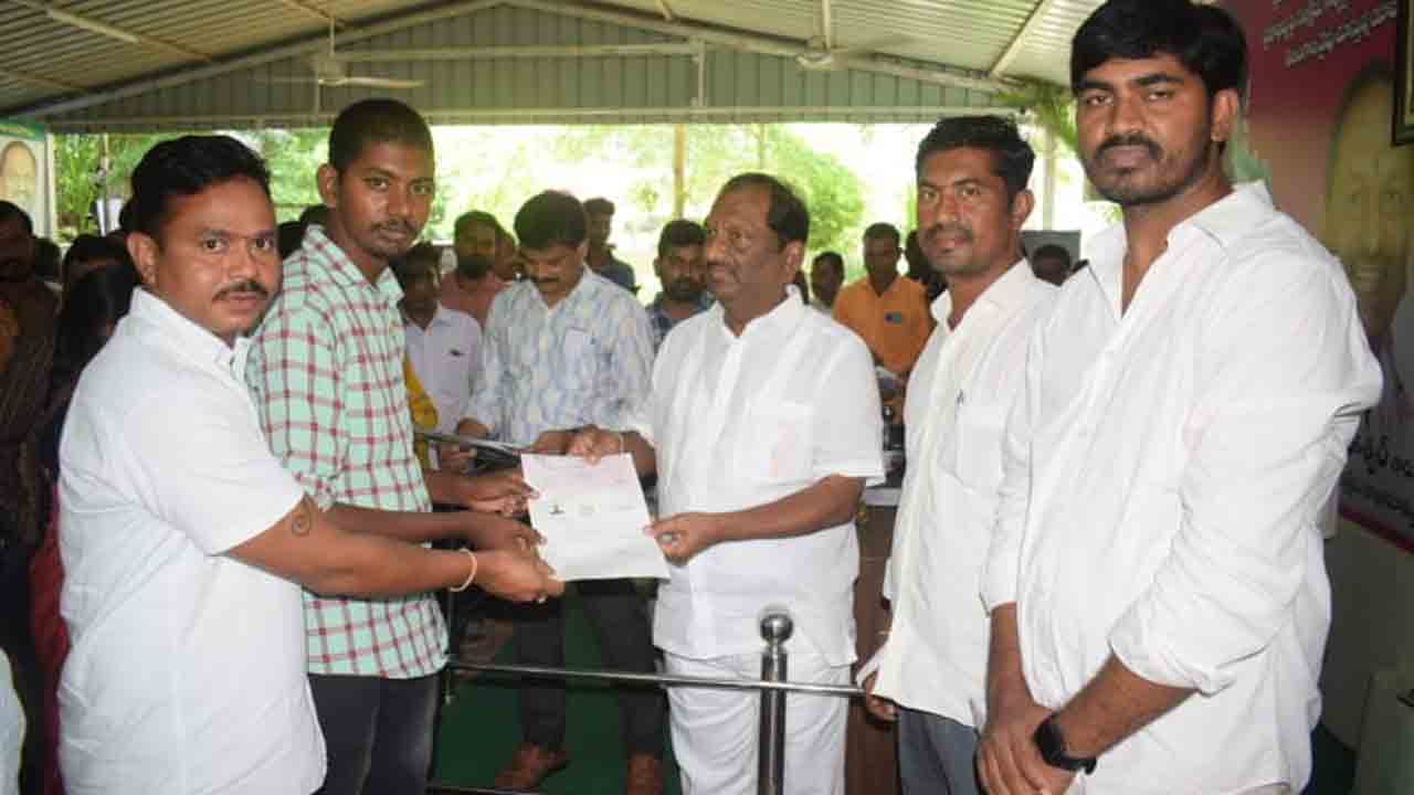 సీఎంఆర్‌ఎఫ్‌ చెక్కును పంపిణీ చేసిన మంత్రి కొప్పుల