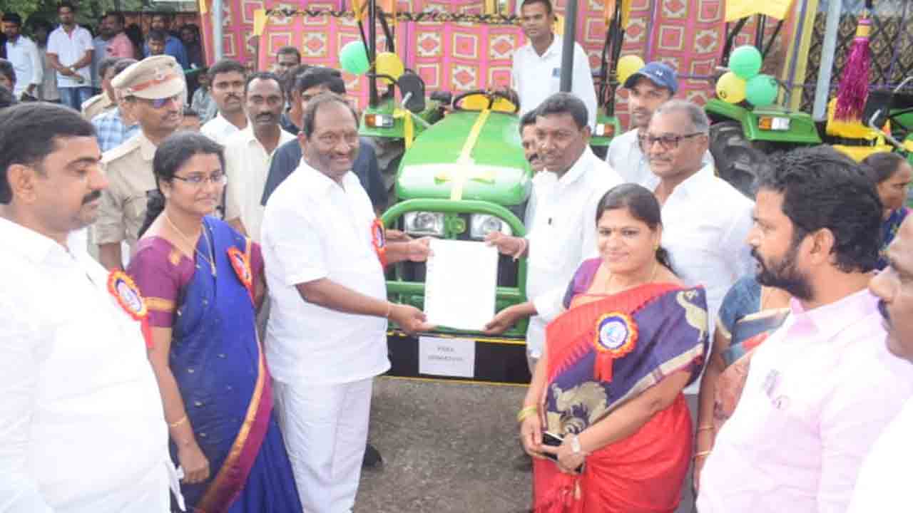 దళిత బంధు యూనిట్లను పంపిణీ చేసిన మంత్రి కొప్పుల