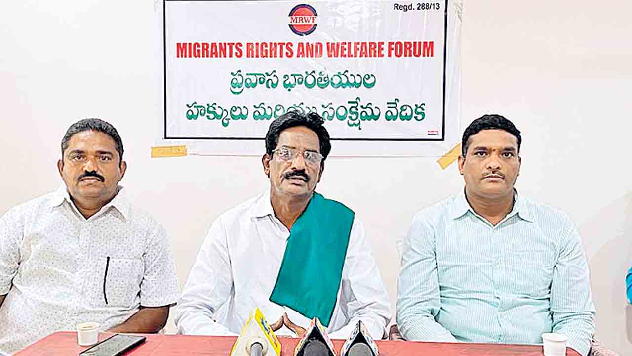 వర్క్‌పర్మిట్‌ ఉంటేనే గల్ఫ్‌ వెళ్లాలి