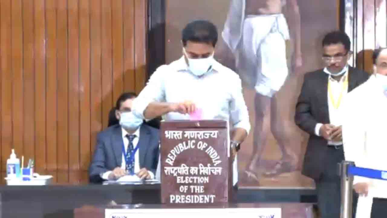 రాష్ట్రపతి ఎన్నిక పోలింగ్‌.. మొదటి ఓటుహక్కు వినియోగించుకున్న మంత్రి కేటీఆర్‌