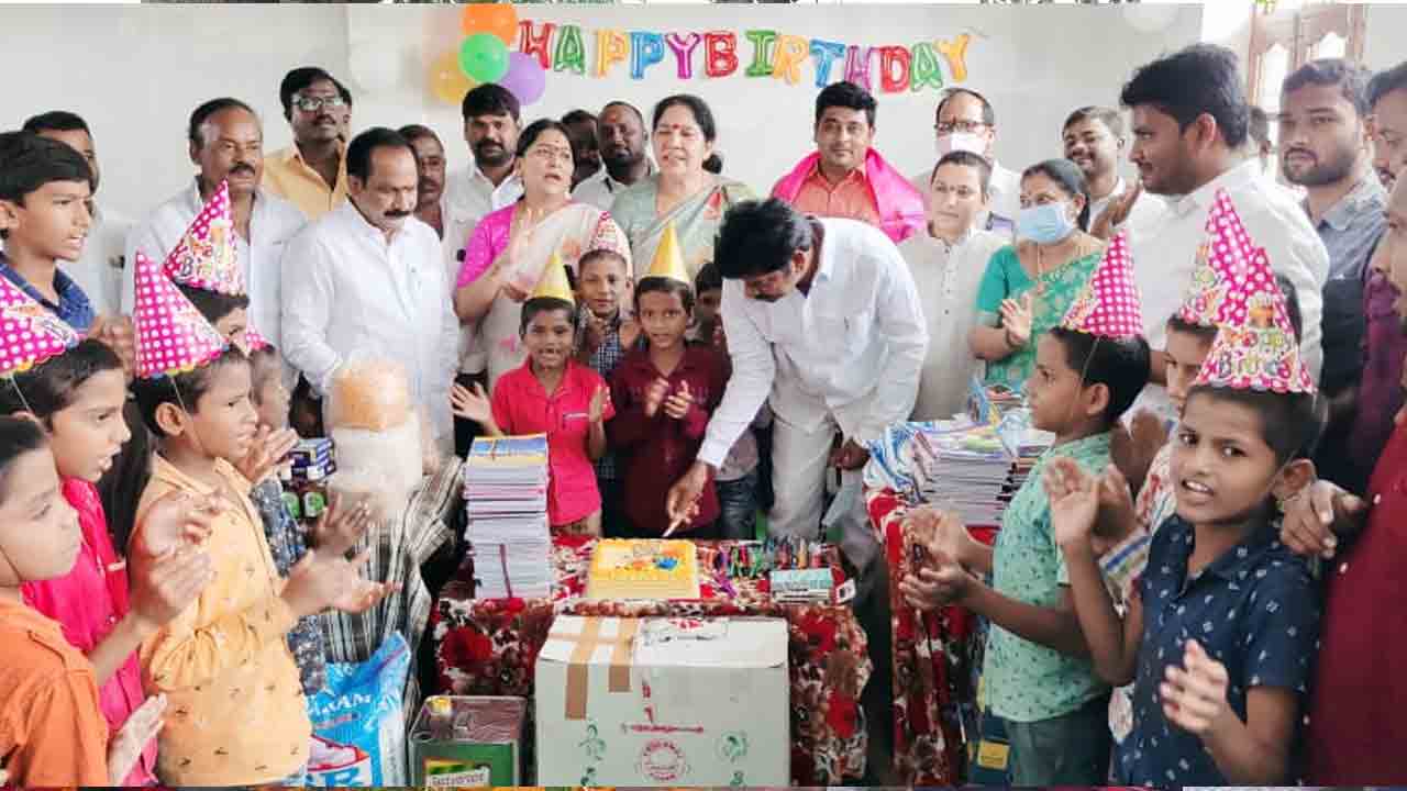 అనాథ ఆశ్రమంలో నిత్యావసర సరుకులు పంపిణీ చేసిన ఎమ్మెల్యే శంకర్‌ నాయక్‌