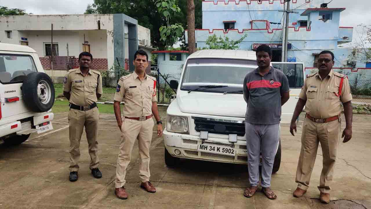 కుమ్రం భీం జిల్లాలో.. 9 క్వింటాళ్ల రేషన్‌ బియ్యం పట్టివేత