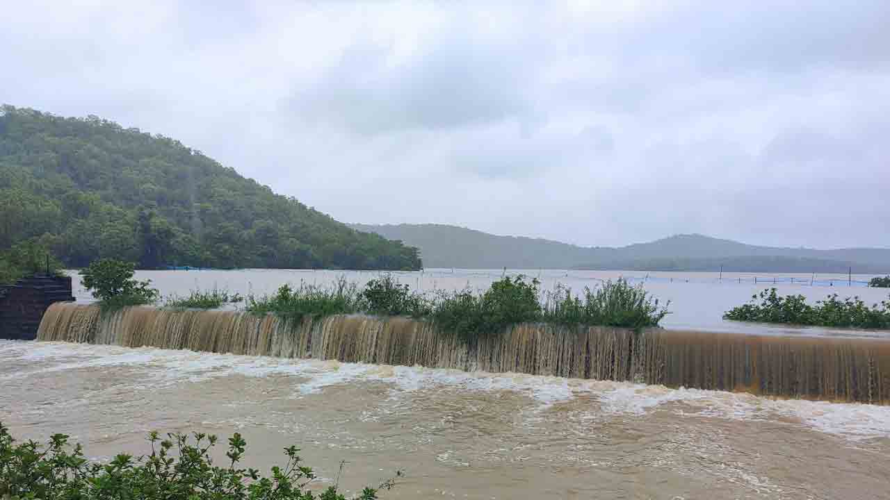 Mulugu | మత్తడి పోస్తున్న లక్నవరం సరస్సు