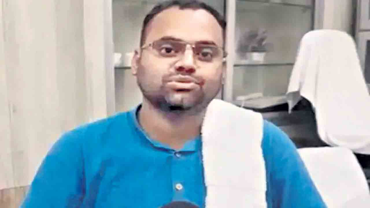 రూ. 24 లక్షల జీతాన్ని వెనక్కి ఇచ్చేసిన బీహార్‌ ప్రొఫెసర్‌