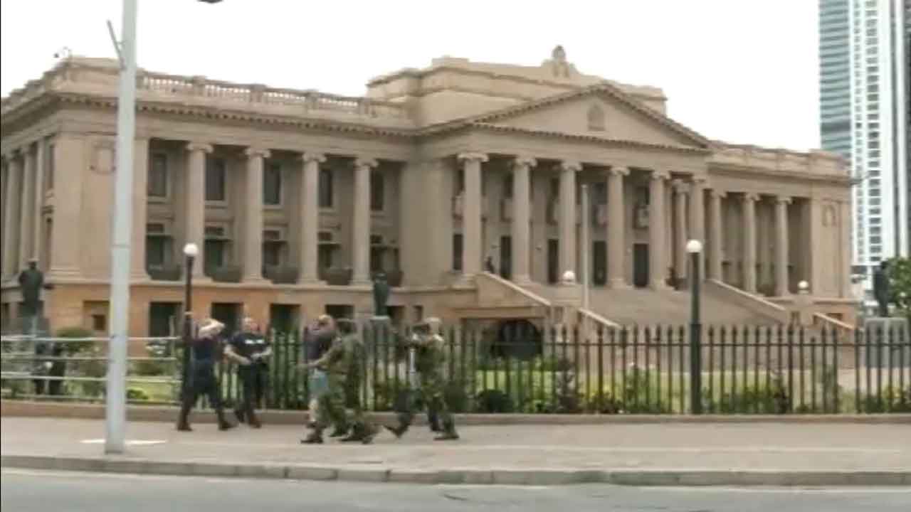 మ‌ళ్లీ తెరుచుకున్న లంక అధ్య‌క్ష భ‌వ‌నం..