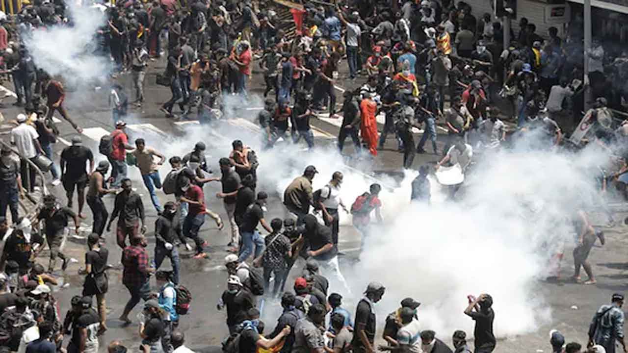 శ్రీలంక అధ్య‌క్షుడి ఇంట్లోకి చొర‌బ‌డ్డ ఆందోళ‌న‌కారులు