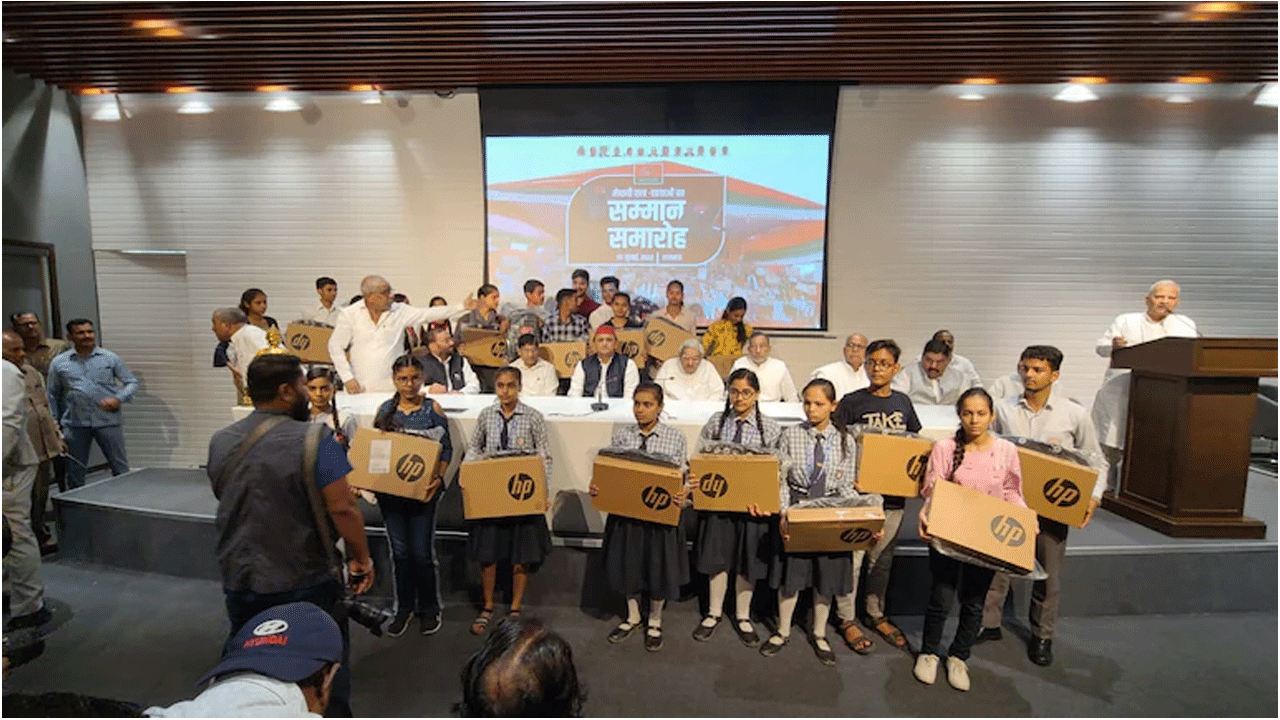 బ‌ర్త్‌డే గిఫ్ట్ : విద్యార్ధుల‌కు ల్యాప్‌టాప్‌లు అందించిన అఖిలేష్ యాద‌వ్‌