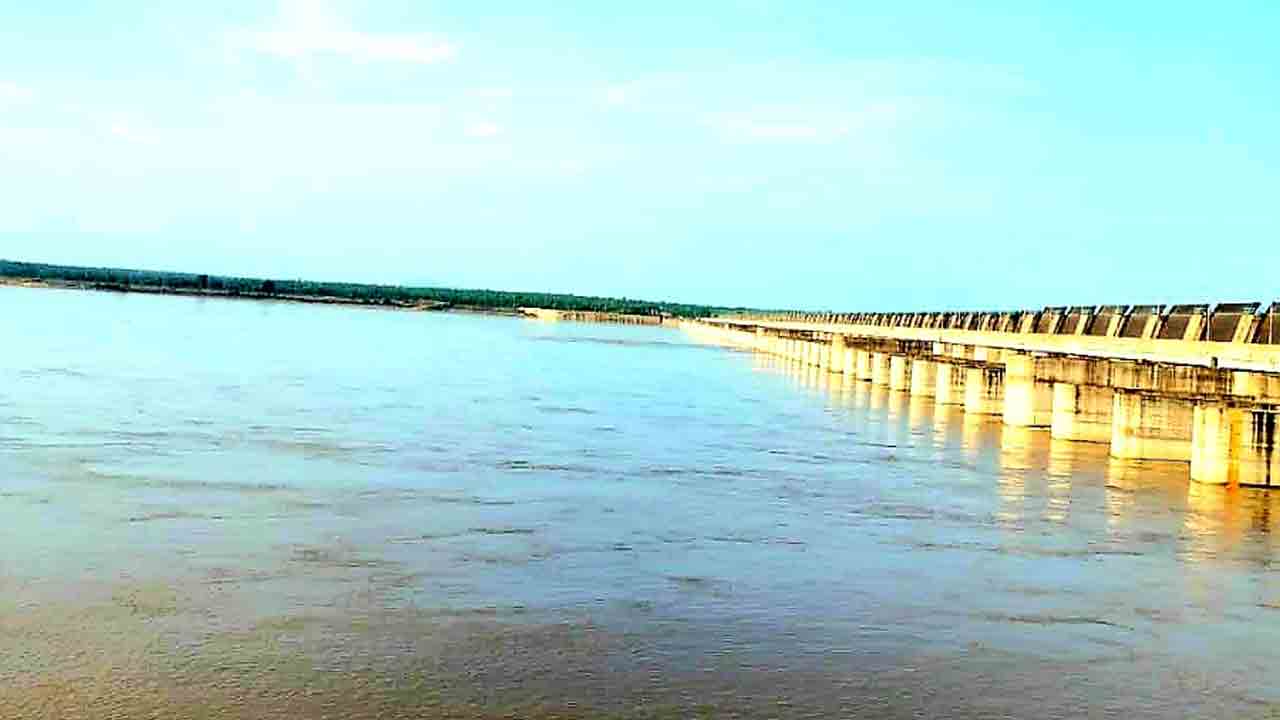 Laxmi Barrage | లక్ష్మీ బరాజ్‌కు పెరుగుతున్న వరద