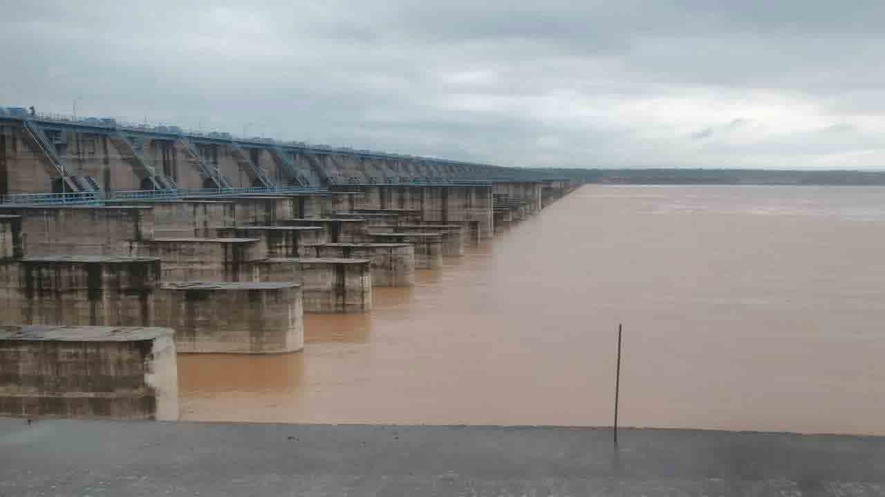 లక్ష్మీ బరాజ్‌కు భారీగా వరద ..65 గేట్లు ఎత్తివేత