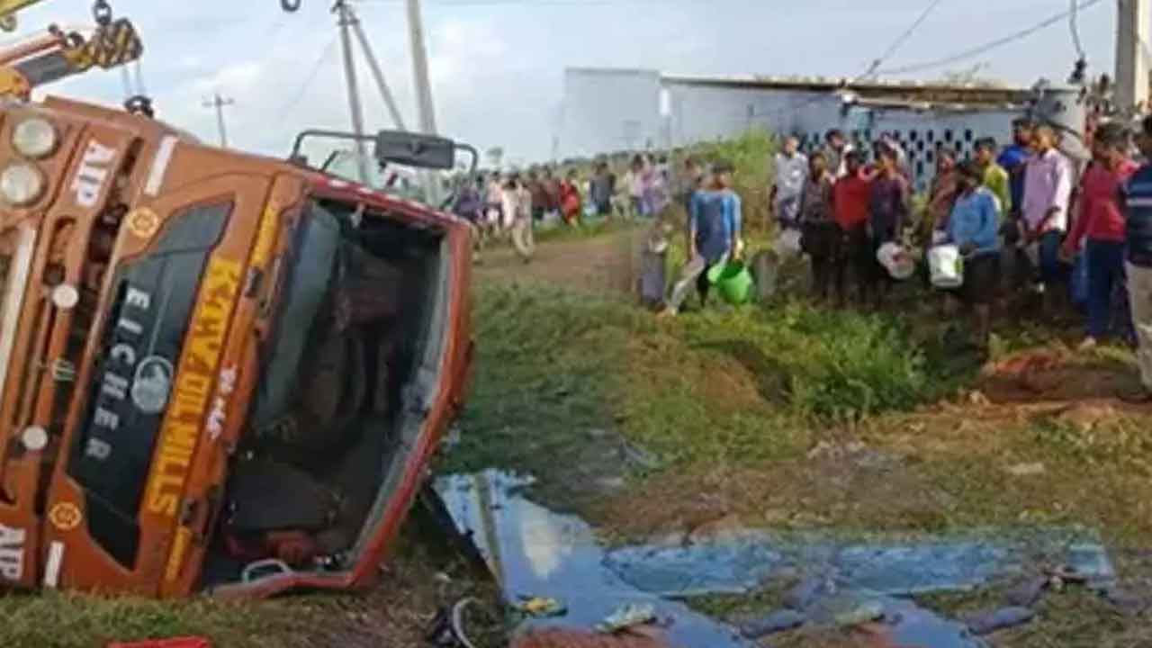 పల్నాడు జిల్లాలో ఆయిల్‌ ట్యాంకర్‌ బోల్తా.. అందినకాడికి ఎత్తుకెళ్లిన స్థానికులు