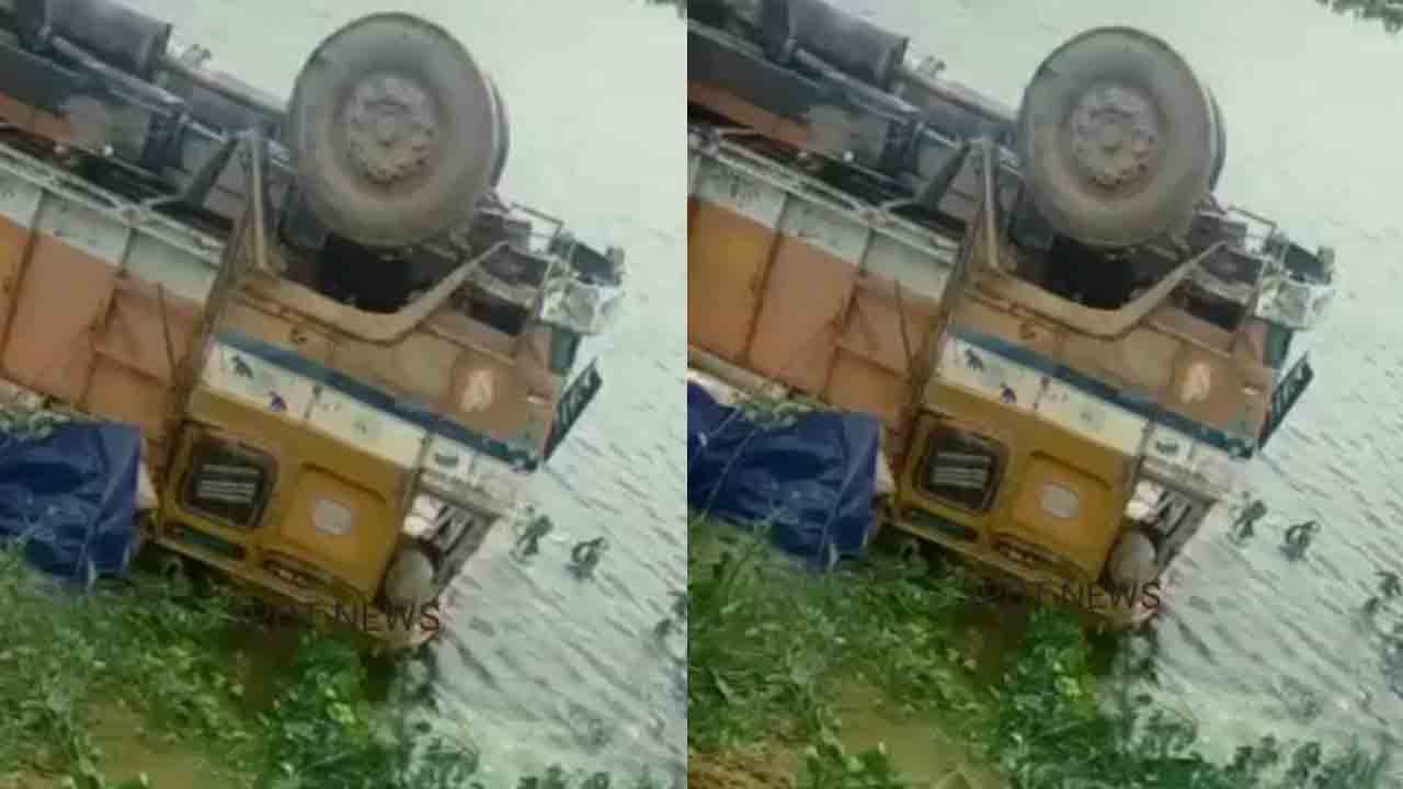 నారాయణపేట జిల్లాలో.. చెరువులో పడిన రేషన్ బియ్యం లారీ