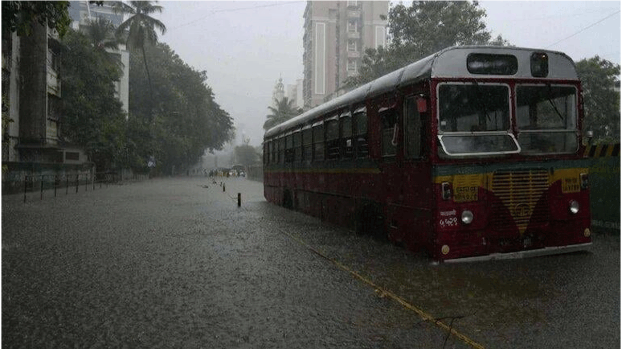 కుండ‌పోత‌తో నీట మునిగిన ఆల‌యం