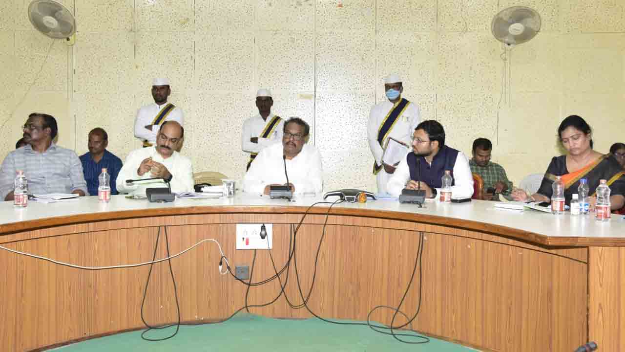 అధికారులు క్షేత్రస్థాయిలో పర్యటించాలి