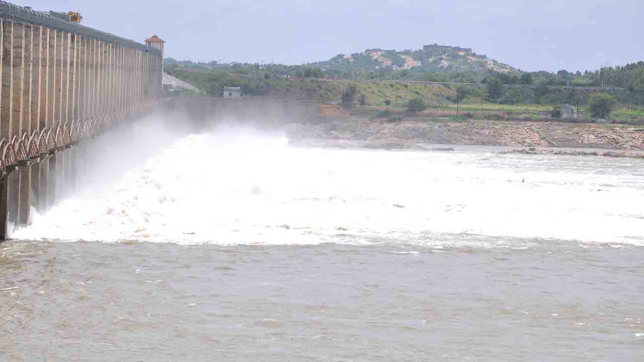 ఉరకలేస్తున్న కృష్ణమ్మ