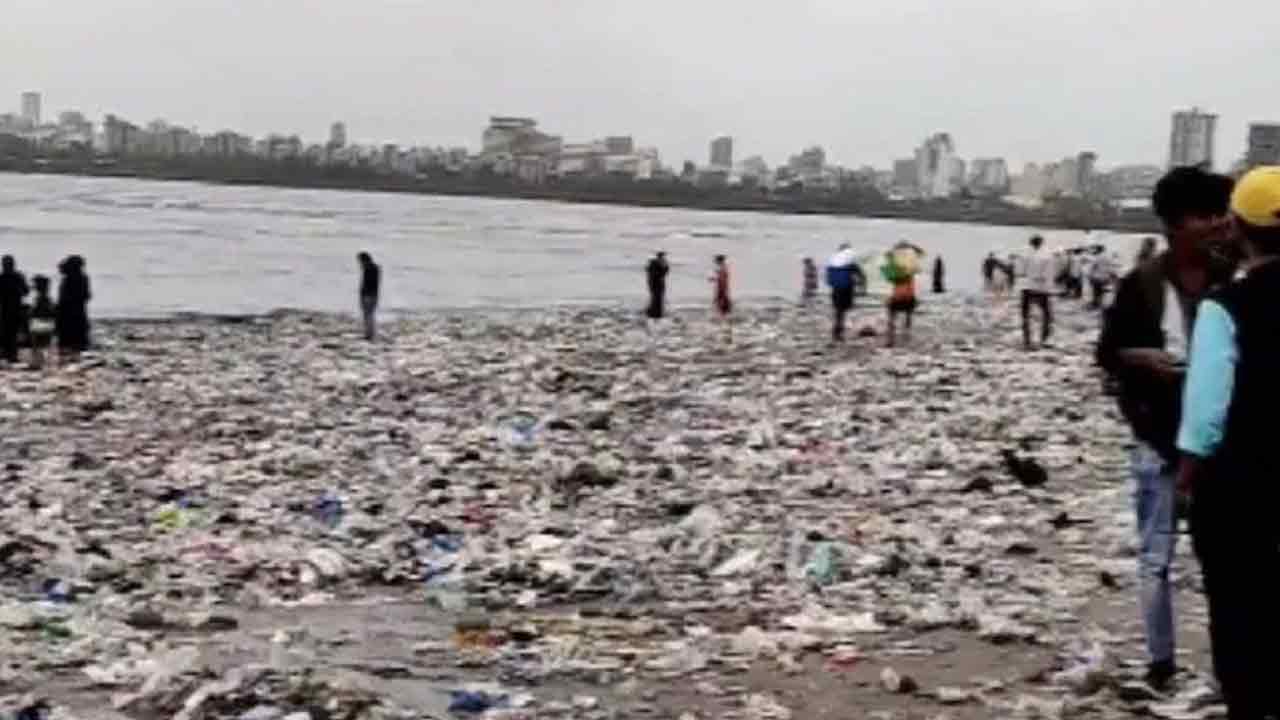 Viral Video: ప‌గ‌తీర్చుకున్న ప్ర‌కృతి.. ముంబై బీచ్‌లో ట‌న్నుల‌కొద్దీ ప్లాస్టిక్‌.. !!