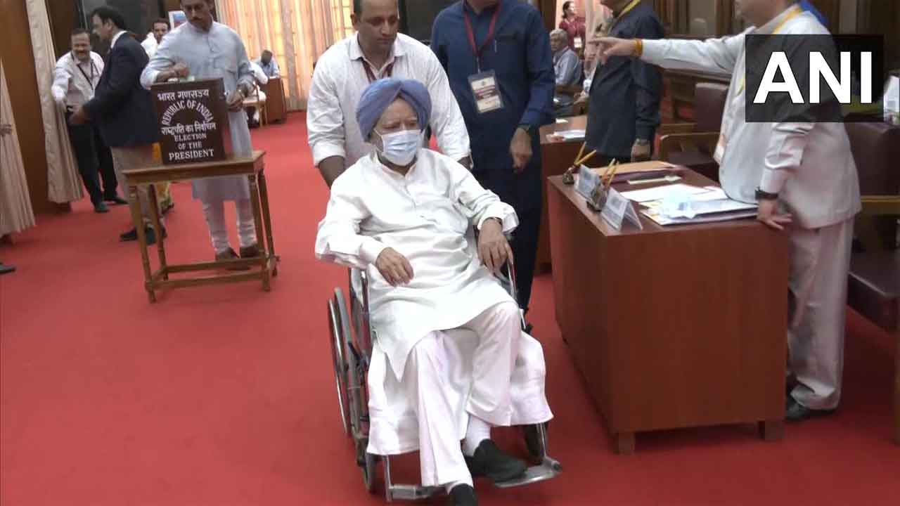 వీల్‌చైర్‌లో వ‌చ్చి ఓటేసిన మాజీ ప్ర‌ధాని మ‌న్మోహ‌న్ సింగ్‌