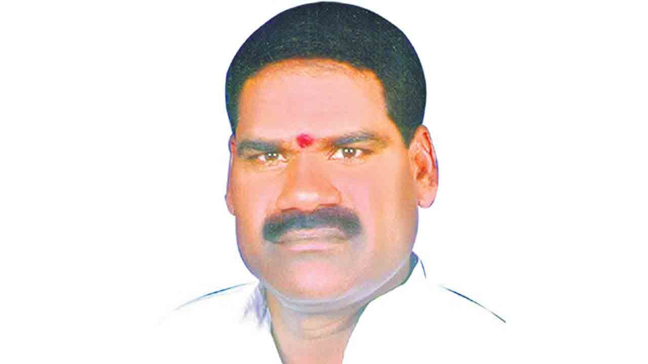 కేసీఆర్‌పై పోటీ చేసే అర్హత ఈటలకు లేదు