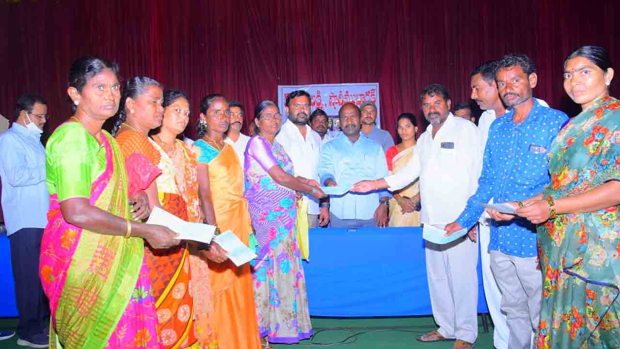 కల్యాణ లక్ష్మి చెక్కులు పంపిణీ చేసిన ఎమ్మెల్యే చిరుమర్తి