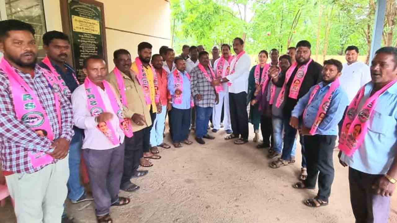 అభివృద్ధికి ఆకర్షితులయ్యే టీఆర్‌ఎస్‌లో చేరికలు : ఎమ్మెల్యే సంజయ్ కుమార్‌