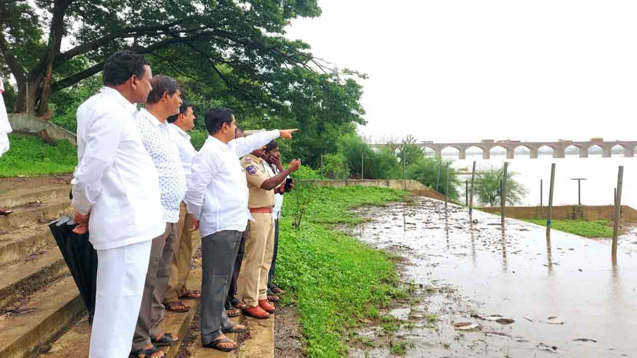 నదీ తీర ప్రాంతాల ప్రజలు అప్రమత్తంగా ఉండాలి : ఎమ్మెల్యే చిట్టెం