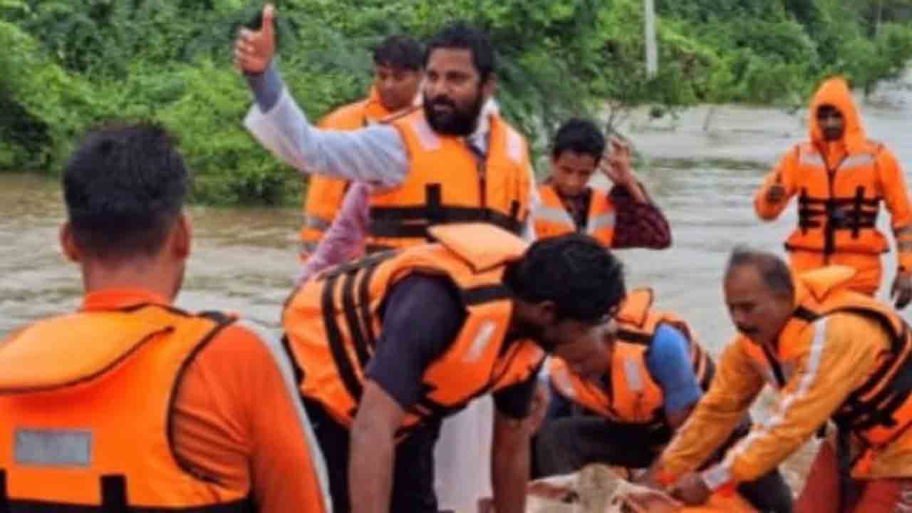 గోదావరి పంపు హౌస్‌లో చిక్కుకున్న కార్మికులు..సురక్షితంగా బయటక తీసుకొచ్చిన ఎమ్మెల్యే చందర్‌