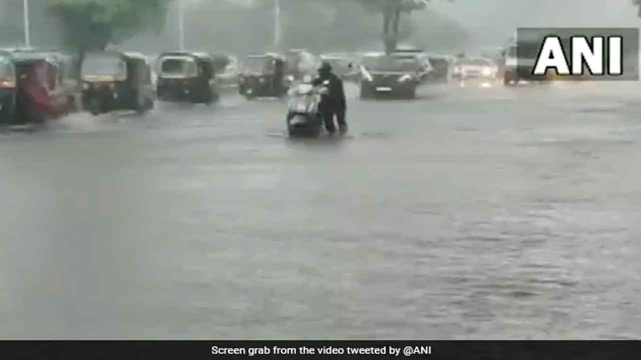 ముంబైలో భారీ వ‌ర్షాలు.. ప‌లు ప్రాంతాలు జ‌ల‌మ‌యం