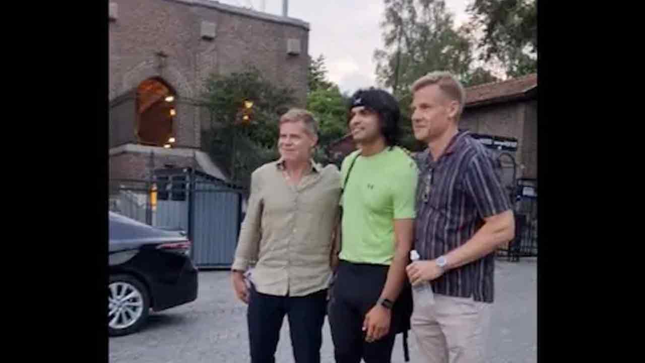 Viral video: వృద్ధ అభిమాని ఆశీర్వాదం తీసుకున్న ఒలింపిక్ చాంపియ‌న్ నీర‌జ్‌చోప్రా.. నెటిజ‌న్ల మ‌న‌సు దోచుకున్న వీడియో!!